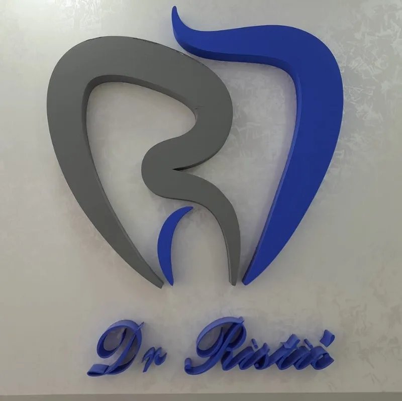 Znak ordinacije Dr Ristić na zidu